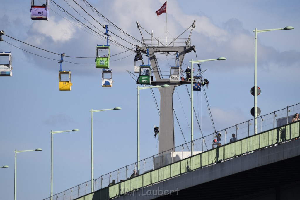 Koelner Seilbahn Gondel blieb haengen Koeln Linksrheinisch P500.JPG - Miklos Laubert